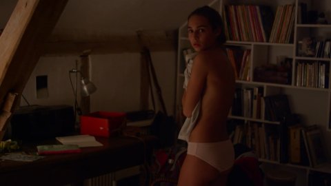 Lola Saint-Gilles - Sexy Scenes in Adèle en août (2016)