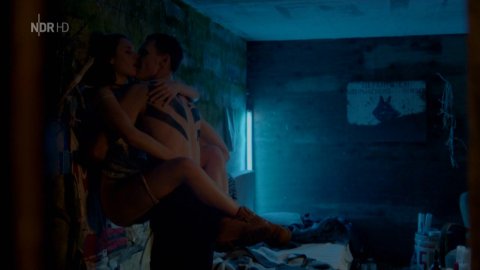 Simone Geissler, Valerie Stoll - Sexy Scenes in Hanna's Homecoming (2018)