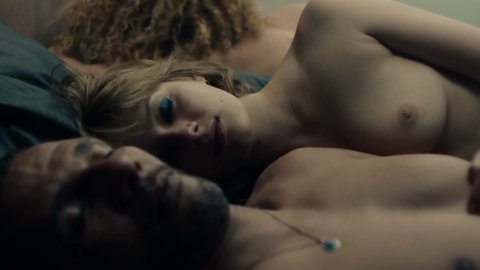 Sarah Pasquier, Nadia Tereszkewicz - Sexy Scenes in Persona non grata (2019)