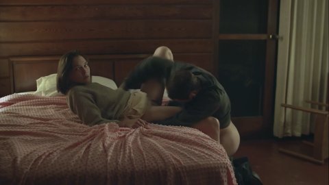 Hannah Gross, Lowell Hutcheson - Sexy Scenes in The Mountain Between Us (2018)