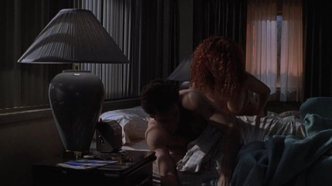 Maria Bello, Amanda Kravat - Sexy Scenes in Duets (2000)