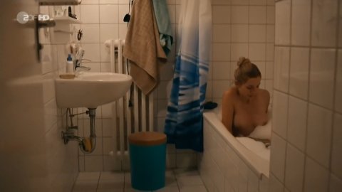 Annika Blendl - Sexy Scenes in Kommissarin Heller s01e02 (2014)