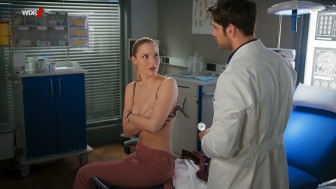 Mirka Pigulla - Sexy Scenes in Die jungen Ärzte - Ganz in Weiß (2018)