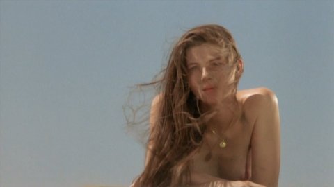 Benedicte Loyen - Sexy Scenes in Gaspard et Robinson (1990)