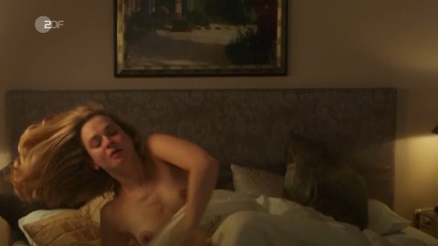 Caroline Hanke - Sexy Scenes in Tod auf der Insel (2018)