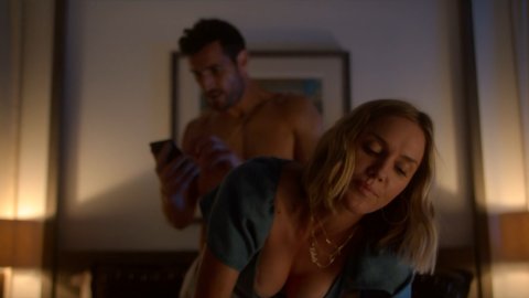 Erinn Hayes - Sexy Scenes in Huge in France s01e03-04-07 (2019)