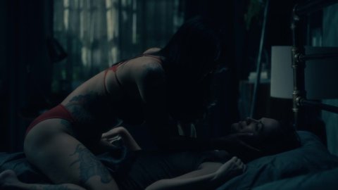 Kate Siegel, Levy Tran - Sexy Scenes in The Haunting of Hill House s01e10 (2018)