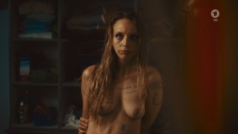 Petra Schmidt-Schaller - Sexy Scenes in Eine gute Mutter (2017)