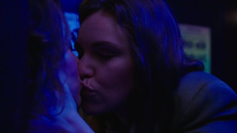 Jennifer Grey, Beth Stelling - Sexy Scenes in Red Oaks s02e06 (2016)
