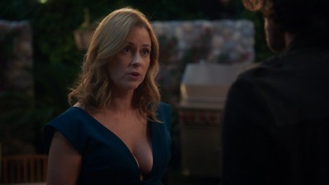 Jenna Fischer - Sexy Scenes in Splitting Up Together s01e04 (2018)